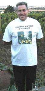 Der Sieger mit dem Sieger T-Shirt