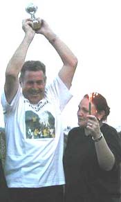 Die Pokal&uuml;bergabe